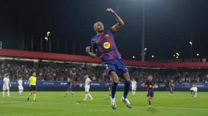 Raphinha celebra el gol del Barcelona al Valencia