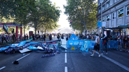 Vallas tiradas tras cargas policiales a manifestantes que han protestado a favor de Palestina, el día de la etapa 21 de la Vuelta Ciclista a España,