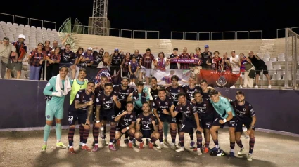 El Extremadura celebra con su afición la victoria en Jaén