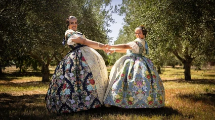 Paula Argudo i Elia Llull, Falleres Majors de Dénia 2026, lluint els seus espectaculars tratges plens de tradició, elegància i identitat fallera