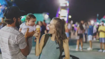 Una familia disfrutando de atracciones de feria