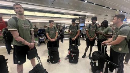 La expedición verde a su llegada al aeropuerto de Singapur