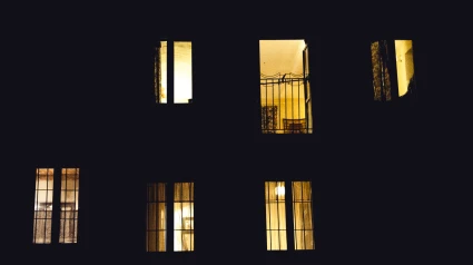Fachada de una edificio de noche
