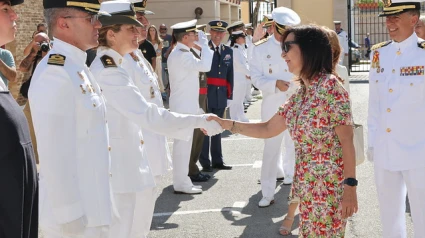 Margarita Robles, saluda a los mandos militares en San Fernando (Cádiz)