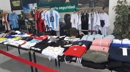 Algunos de los productos falsificados confiscados por la Guardia Civil