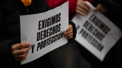 Profesionales del sector social durante una concentración frente a la Consejería de Familia, Juventud y Asuntos Sociales, a 13 de marzo de 2025, en Madrid