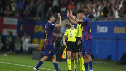 El centrocampista del Barcelona Marc Bernal entra a jugar en la segunda parte del partido de la jornada 4 de LaLiga EA Sports, que disputan Barcelona y Valencia en el estadi Johan Cruyff en Barcelona.-EFE/ Alejandro García