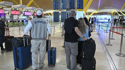 Vista de los paneles informativos en los mostradores de facturación del Aeropuerto de Barajas