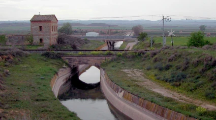 Pont del ferrocarril Manresa-Lleida sobre el Canal d'Urgell, Anglesola. En segon terme, pont per a vehicles.