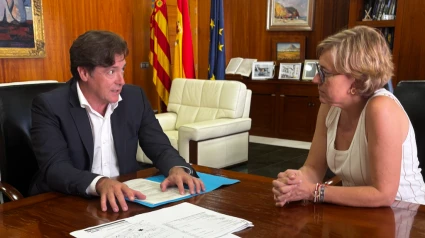 La alcaldesa de Xàbia, Rosa Cardona, junto al director general de Administración Local, José Antonio Redorat, durante la reunión de trabajo sobre proyectos clave para el municipio