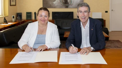 Un moment de la signatura del conveni de creació de la nova càtedra per part de la directora d'Afers corporatius i Accés al mercat d'AstraZeneca, Marta Moreno, i del rector de la UdL, Jaume Puy