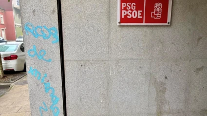 Pintada en el portal de la sede del PSdeG en Lugo