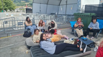 Ruth, Vanesa, Lourdes y Rosa, con más seguidoras de Yatra, esperando en La Ería