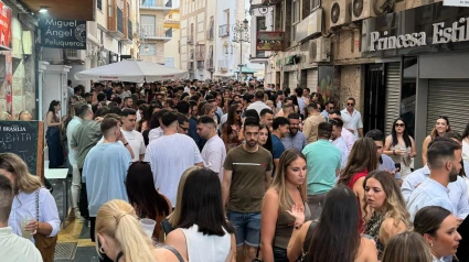 Imagen de una calle del casco histórico en la feria de día de 2024