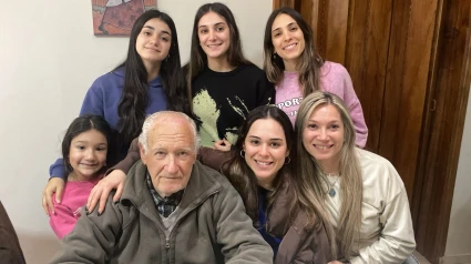 Florencia abraza a su abuelo riojano rodeada de su familia
