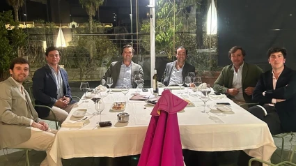 Miembros de la peña taurina Botella y Azabache