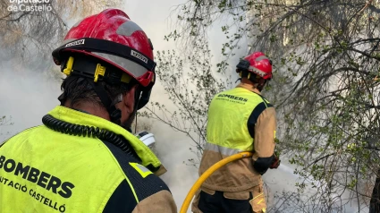 Bomberos trabajando en el incendio forestal que afectó al entorno del embalse de Sitjar, en la localidad castellonense de Onda