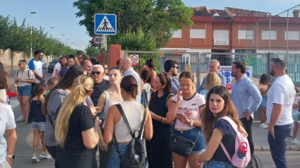 Concentración a las puertas del colegio en El Bohío