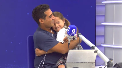 Alberto Herrera abraza a la pequeña Daniela en 'Herrera en COPE'