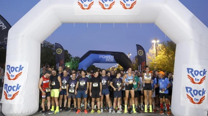 Revive en vídeo la Night Running Córdoba 2025: 10 km, música y más de 1.600 corredores que llenaron la ciudad de energía y rock.
