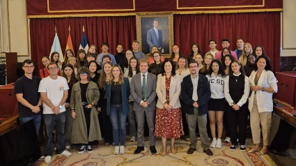 Los estudiantes con representantes municipales y del Campus Industrial