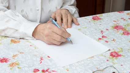 Señora firmando un testamento