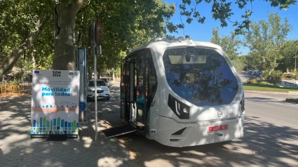 El autobús autonómo estaciona en la primera parada