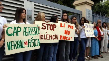 Professores sostenen pancartes contra la violència i les agressions davant l'escola Àngel Guimerà de Balaguer durant una concentració de protesta.