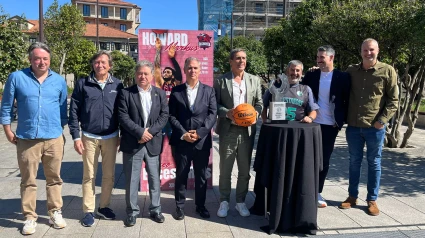 Presentación del Torneo EncestaRías en la Plaza de la Herrería de Pontevedra