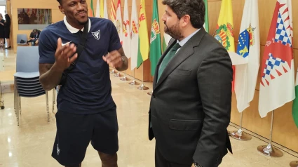 Dylan Ennis pone a prueba al presidente de la Región