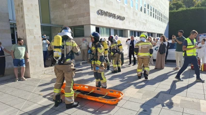 Bomberos, durante el simulacro realizado en el centro de salud de El Llano (Gijón)