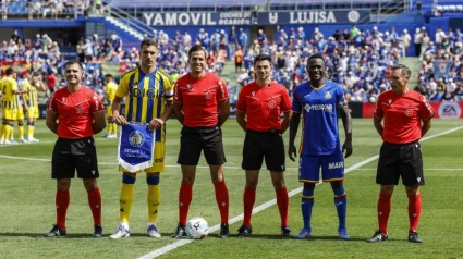 Dani Calvo junto a Djené, capitanes de Oviedo y Getafe