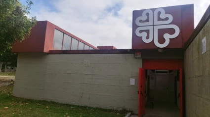 Entrada al economato de Cáritas del Barrio de las Flores (A Coruña)