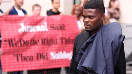 Thomas Partey, a su salida de los juzgados tras declarar por las acusaciones de violación y agresión sexual.