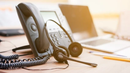 Foto de archivo de un teléfono y unos cascos