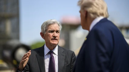 El presidente de la Reserva Federal de Estados Unidos, Jerome Powell, a la izquierda, habla con el presidente Donald Trump, a la derecha.