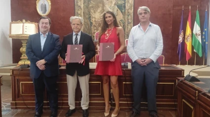 Diputación moderniza los sistemas de gestión del agua a diez municipios, en beneficio de 23.437 domicilios.Salvador Fuentes ha firmado el documento de adjudicación del servicio a Vodafone España por valor de 3,1 millones de euros   CÓRDOBA, 17 (EUROPA PRESS)    La Diputación de Córdoba, a través de la Empresa Provincial de Aguas de Córdoba (Emproacsa), digitalizará el ciclo integral del agua en diez municipios de la zona oriental de la provincia, lo que repercutirá en 23.437 domicilios, "gracias a la adjudicación a Vodafone España de este servicio por un periodo de 12 años y con un presupuesto de 3,1 millones de euros, que supondrá la modernización de los sistemas de gestión del agua para esta parte de nuestro territorio".   Así lo ha explicado este miércoles el presidente de la institución provincial, Salvador Fuentes, quien, junto a la directora nacional de Sector Público de Vodafone España, Teresa Llamas, ha firmado el documento de adjudicación que incluye la digitalización de contadores en los municipios de Adamuz (incluida la ELA de Algallarín), Bujalance, Cañete de las Torres, El Carpio, Montoro, Pedro Abad, Valenzuela, Villa del río y Villafranca de Córdoba.   Fuentes ha afirmado que "Emproacsa ofrecerá el nuevo servicio de telelectura a 23.437 domicilios cordobeses, lo que repercutirá en un mejor conocimiento de los usos del agua y de su eficiencia, y en una mayor transparencia en la gestión del agua. Asimismo, contribuirá a mejorar aspectos ambientales y a generar empleo de alta cualificación técnica".   "La firma de este contrato es muy importante porque supone la constatación de que Emproacsa va más allá de preparar kilómetros de tuberías para abordar el desafío que supone el agua. Esta colaboración nos permite dar un salto cualitativo en la gestión de este recurso, incorporando una tecnología que contribuirá a evitar usos fraudulentos, conocer la existencia de fugas o el conocimiento de un consumo real por