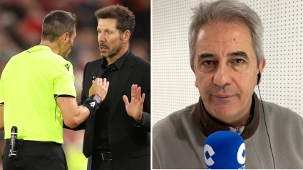 El árbitro Maurizio Mariani (izq.) expulsa al entrenador del Atlético de Madrid, Diego Simeone (der.) y Manolo Lama