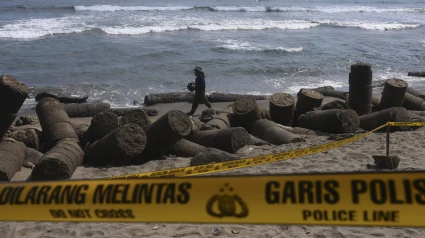 Líneas policiales instaladas en la playa Alberto, donde fue encontrado el cuerpo de la española Matilde Muñoz