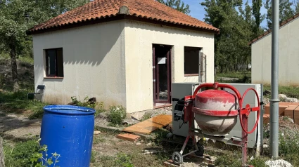 Un dels bungalous de la zona de l'estació de la Pobla de Segur que s'està rehabilitant per poder allotjar estudiants