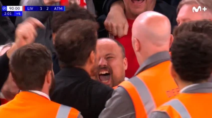 El aficionado Jonathan Luke Poulter se grita con Simeone tras el gol de Van Dijk.