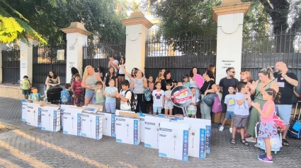 Decenas de personas se concentran en el CEIP Borbolla ante la falta de medidas por el calor en las aulas