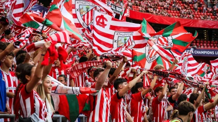 Aficionados del Athletic en la grada durante el duelo en San Mamés entre Athletic y Arsenal.