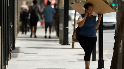 Una mujer en una calle de Murcia