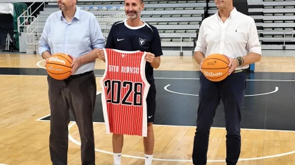 Alejandro Gómez junto a Sito Alonso y José Miguel Garrido