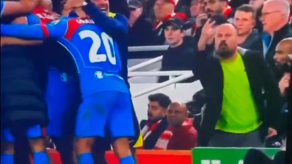 El aficionado del Liverpool se dirige a los jugadores del Atlético tras el 2-2 de Marcos Llorente.