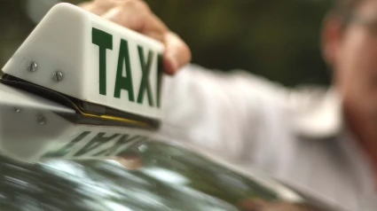 Los taxistas se reúnen con el consejero de Fomento