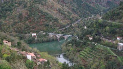 Puente de A Barca en la confluencia de los ríos Cabe y Sil