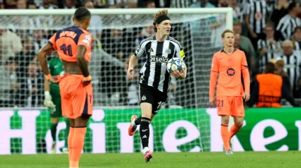Gordon celebra el gol del Newcastle al Barcelona