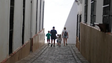 Una familia en un pueblo de España